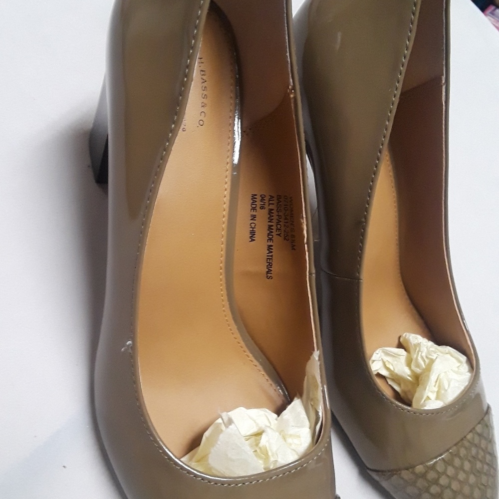 G.H.Bass & Co. Size 9M Olive Green Pumps